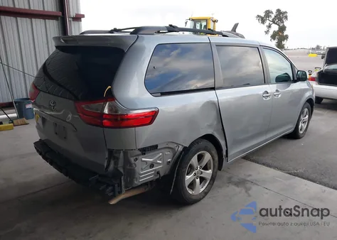 2017 Toyota Sienna Le 8 Passenger z USA, uszkodzony, nr VIN 5TDKZ3DC7HS840158